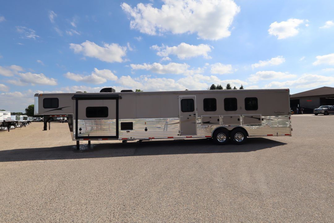 2014 Bison 4 horse lq mt