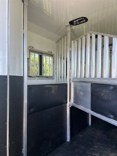 2018 Merhow 8' wide 4 horse w/ 12' living quarters and slide