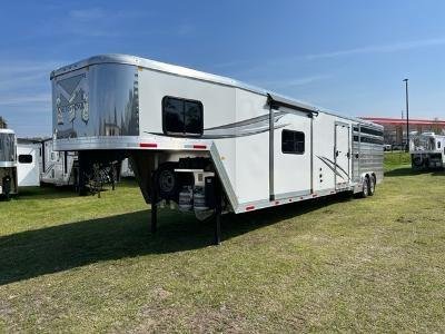 2024 Merhow 8' wide 13.6' lq w/ midtack w/bunks and stock