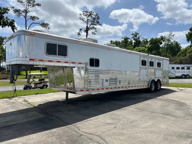 2001 Elite 8' wide 3 horse w/ 15' lq and midtack