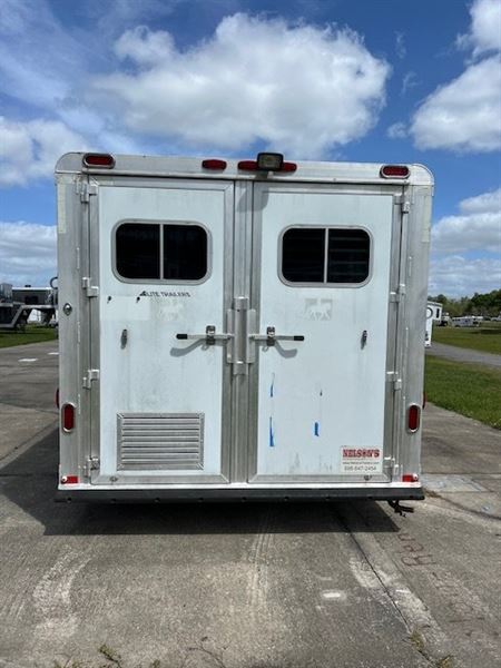 2001 Elite 8' wide 3 horse w/ 15' lq and midtack