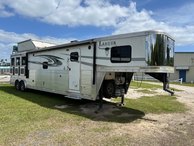 2017 Lakota bighorn 8' wide 3 horse w/16' lq upgraded