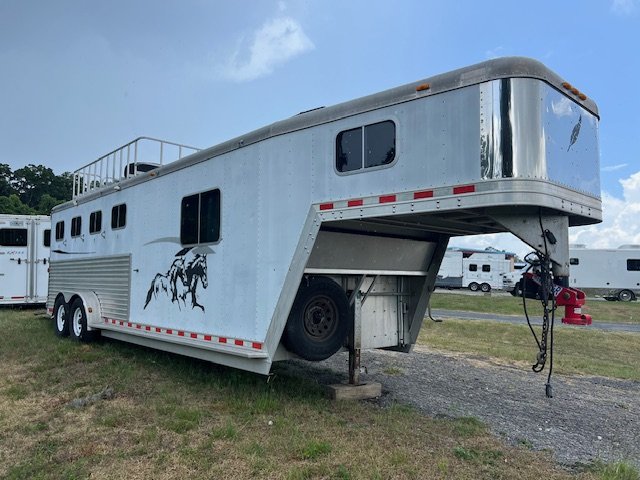 2001 Featherlite 4 horse with 7' living quarters