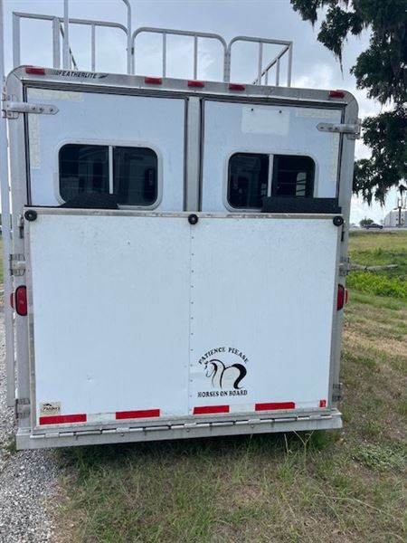 2001 Featherlite 4 horse with 7' living quarters