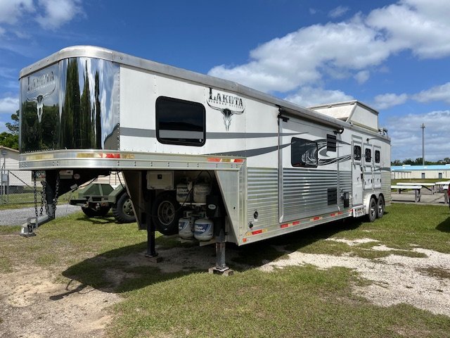 2017 Lakota bighorn 8' wide 3 horse w/16' lq upgraded