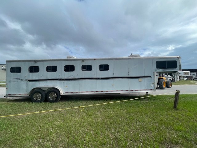 2001 Sundowner 6 horse slant w/ weekender