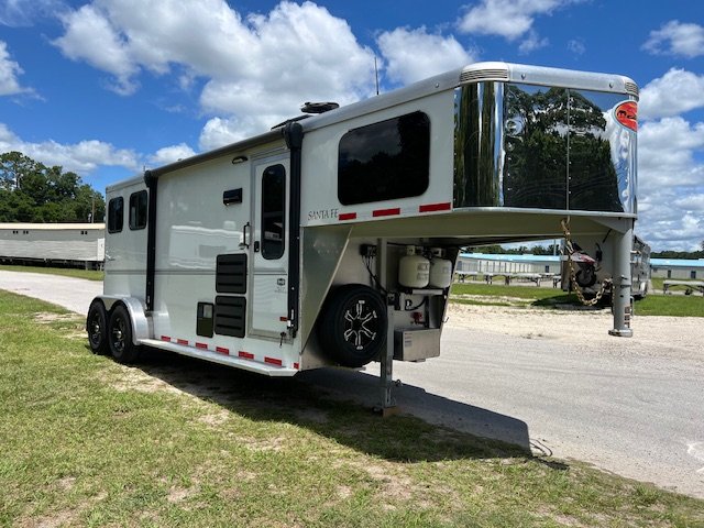 2022 Sundowner 2 horse w/ 8' living quarters