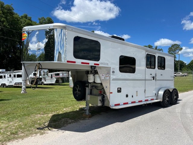 2022 Sundowner 2 horse w/ 8' living quarters