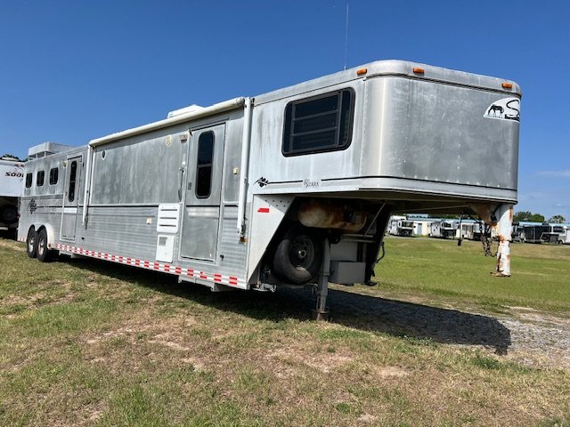 1999 Sundowner 8' wide 3 horse w/16' lq bunks generator