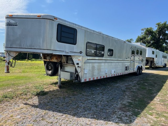 1999 Sundowner 8' wide 3 horse w/16' lq bunks generator