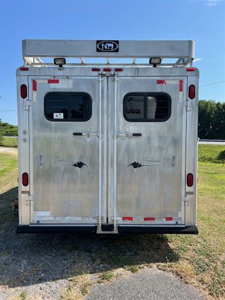 1999 Sundowner 8' wide 3 horse w/16' lq bunks generator