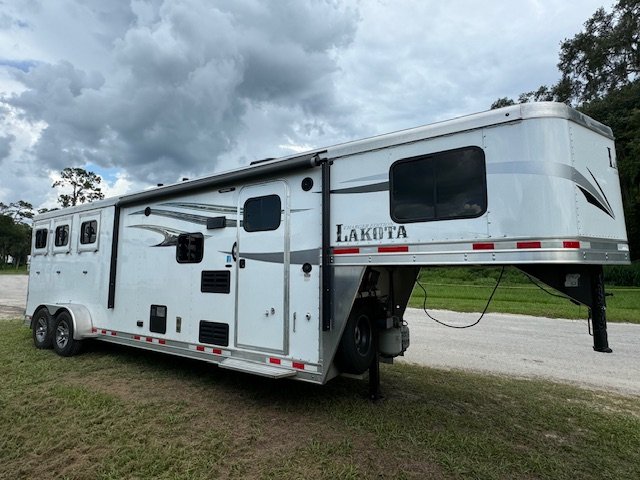 2019 Lakota 3 Horse W  9' Living Quarters