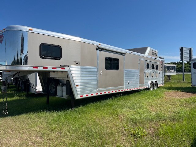 2013 Hart 8' wide 3 horse hart ultimate w/ 16' living quarte