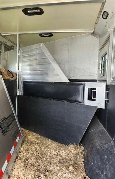 2013 Hart 8' wide 3 horse hart ultimate w/ 16' living quarte