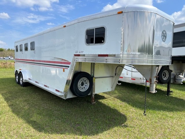 2000 Exiss 4 horse w/ dressing room