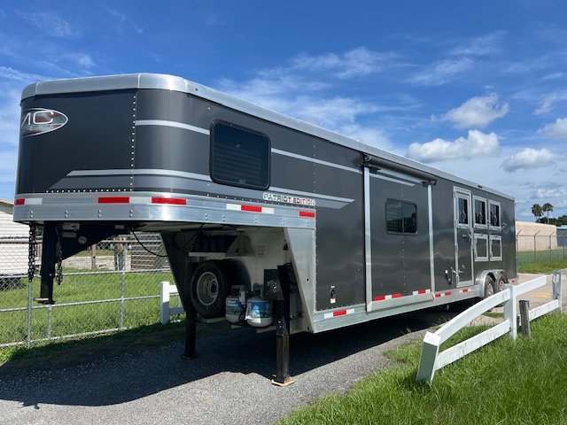 2022 smc 8' wide 3 horse w/ 13' living quarters