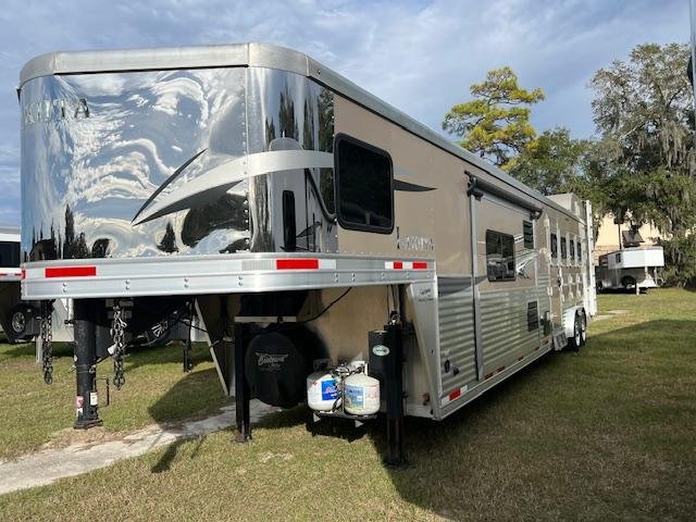 2019 Lakota 8' wide 4 horse w/ 15' lq