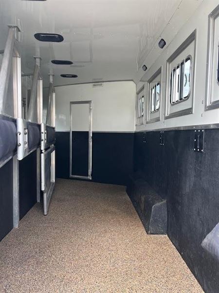 2019 Lakota 8' wide 4 horse w/ 15' lq