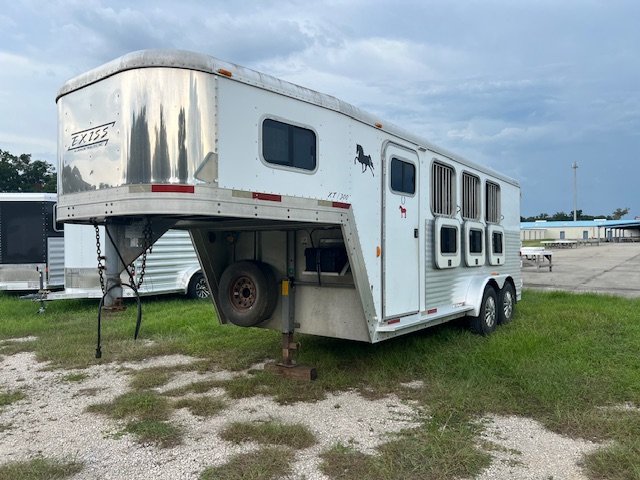 2003 Exiss 3 horse weekender