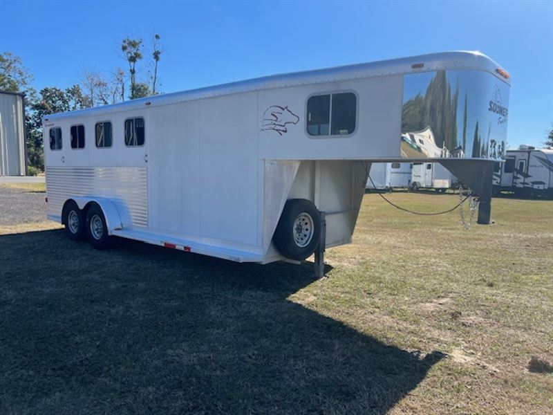 2007 Hawk 2 horse straight load side ramp gooseneck