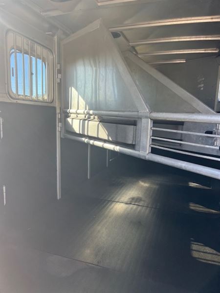 2007 Hawk 2 horse straight load side ramp gooseneck