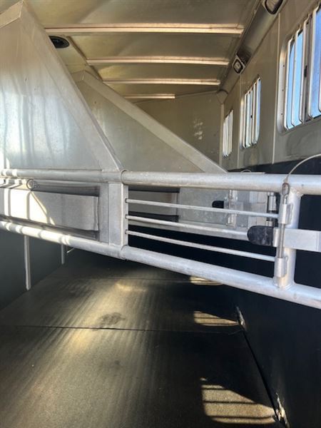2007 Hawk 2 horse straight load side ramp gooseneck