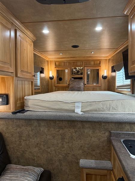 2023 Exiss 3 horse w/ 8' living quarters