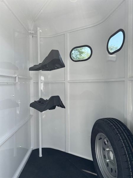 2026 Bee chief 2 horse fully enclosed bumper pull
