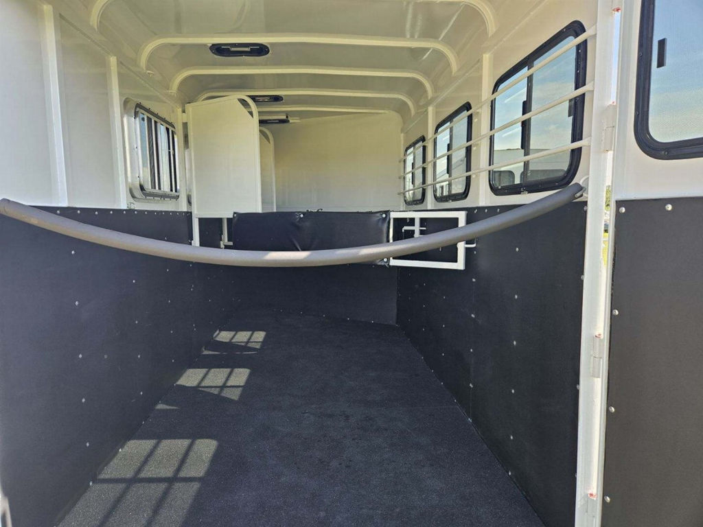 2026 Bee chief 3 horse fully enclosed bumper pull