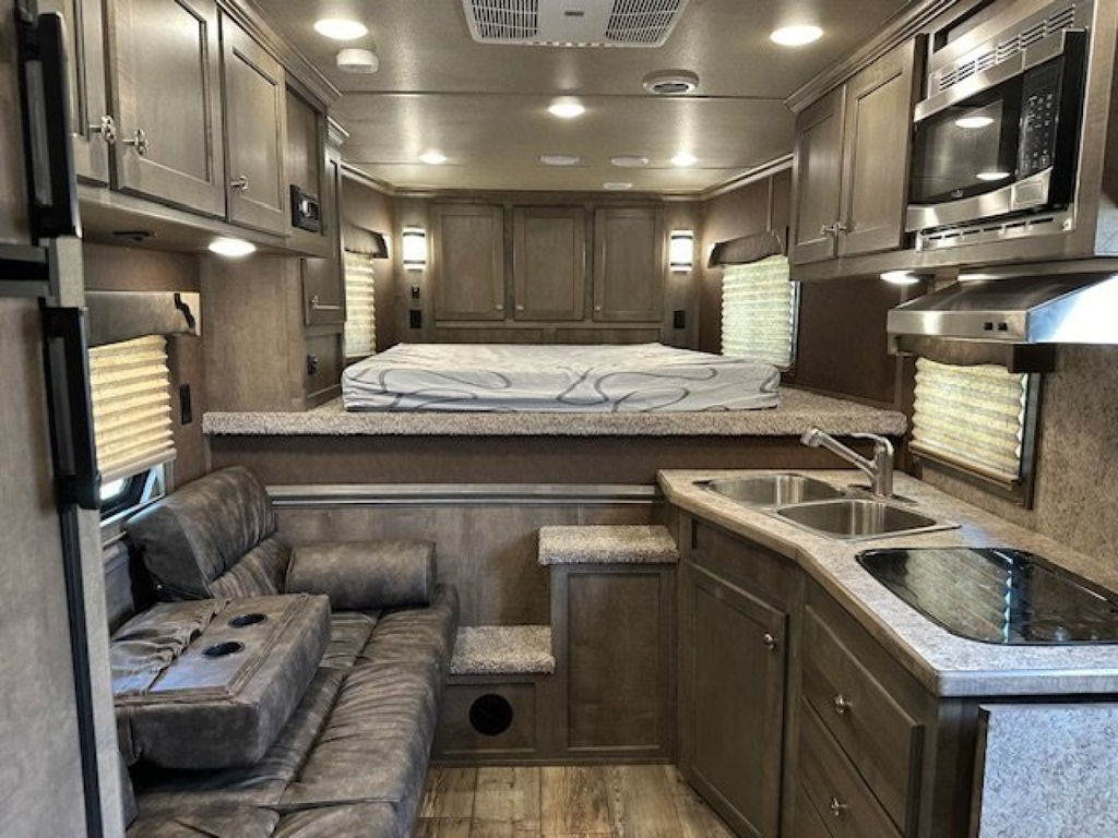 2024 Merhow 3 horse 10' living quarters