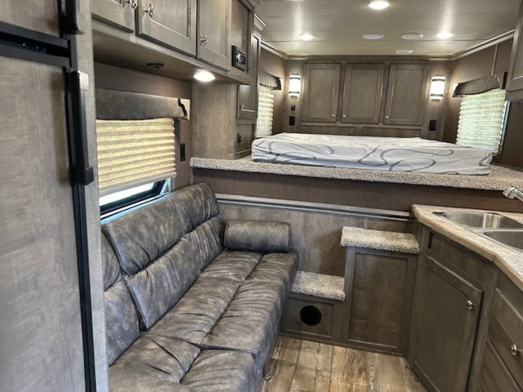 2024 Merhow 3 horse 10' living quarters