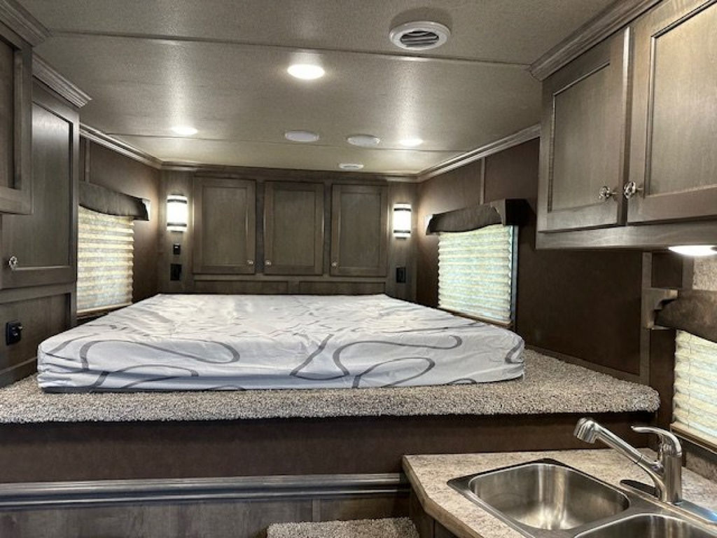 2024 Merhow 3 horse 10' living quarters