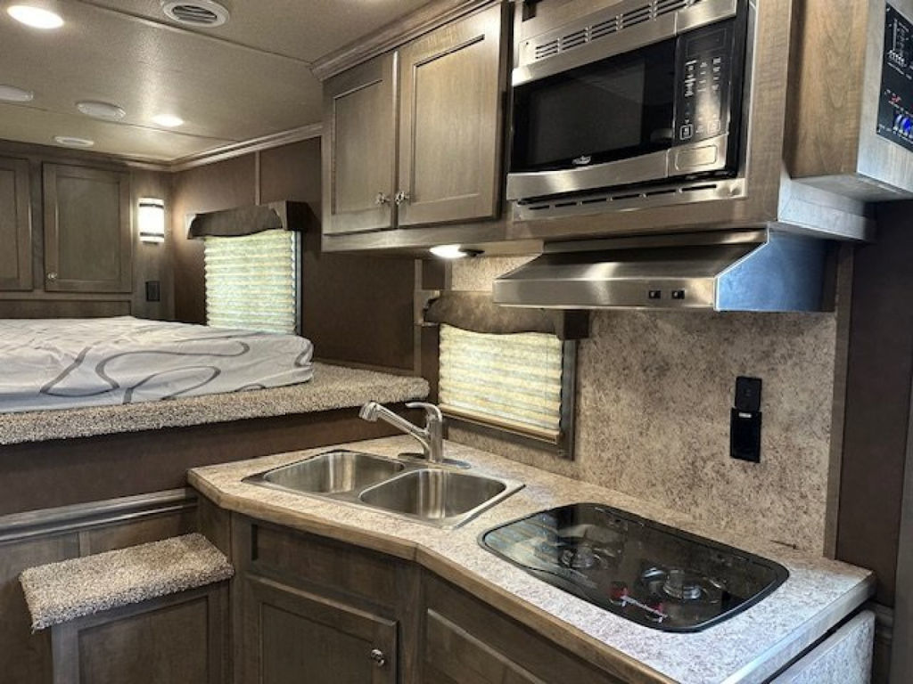 2024 Merhow 3 horse 10' living quarters