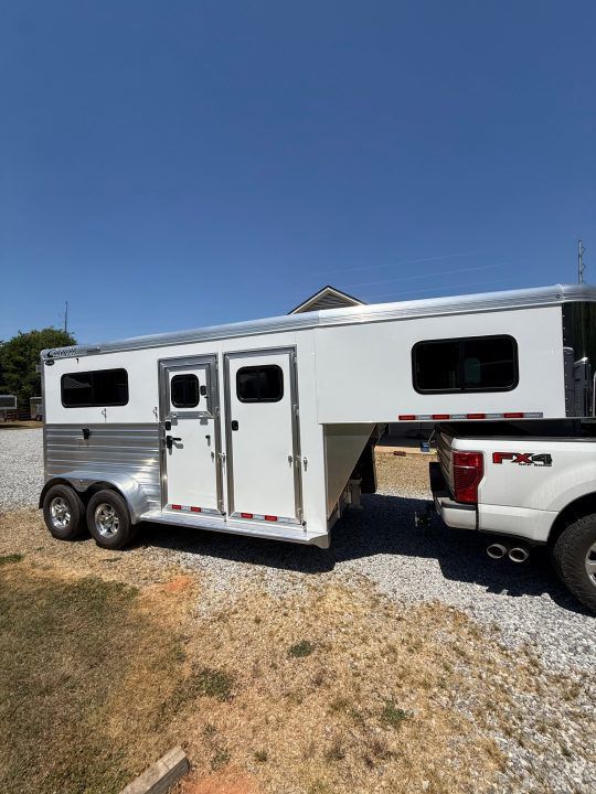 2025 Cimarron norstar 2 horse straightload gooseneck w/werm