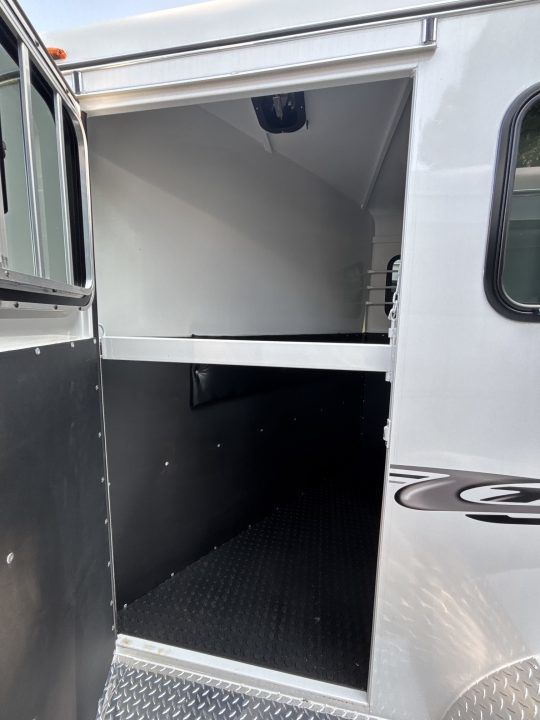 2026 Bee chief 2 horse fully enclosed bumper pull
