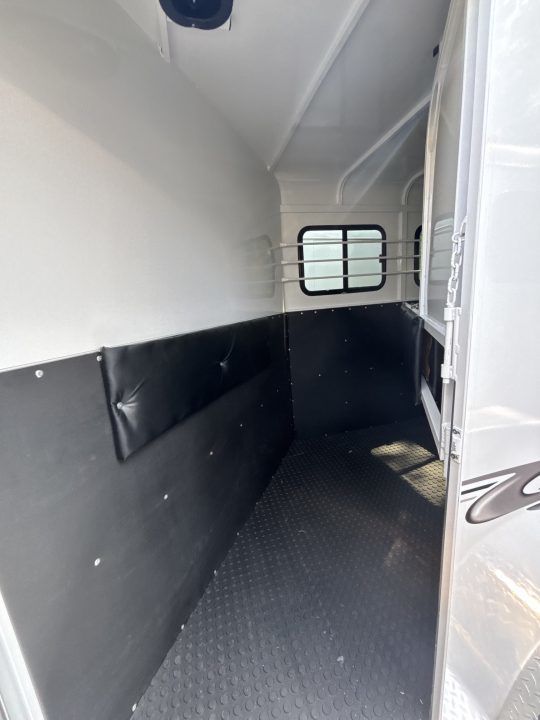 2026 Bee chief 2 horse fully enclosed bumper pull
