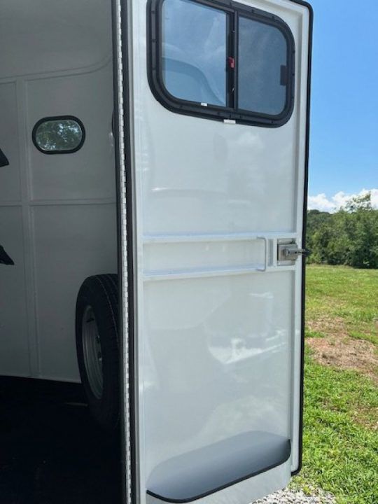 2026 Bee chief 2 horse fully enclosed bumper pull