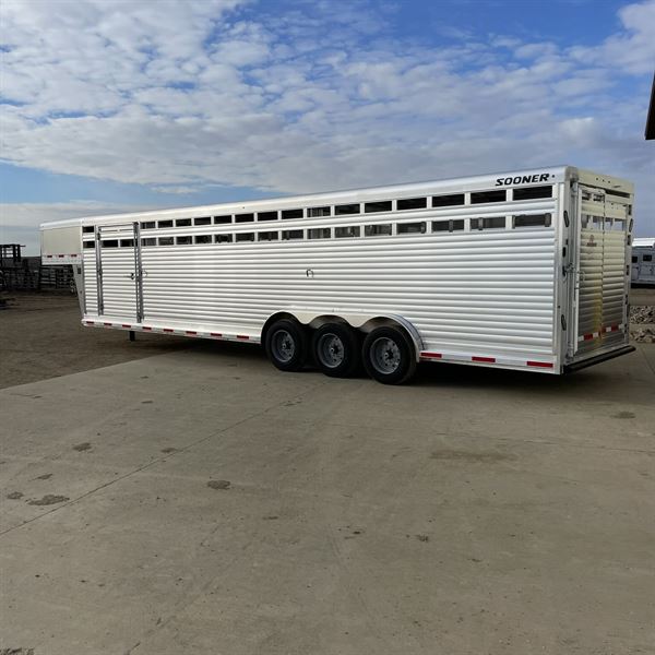 2024 Sooner sr7632 livestock trailer 32 ft w/3 compartments