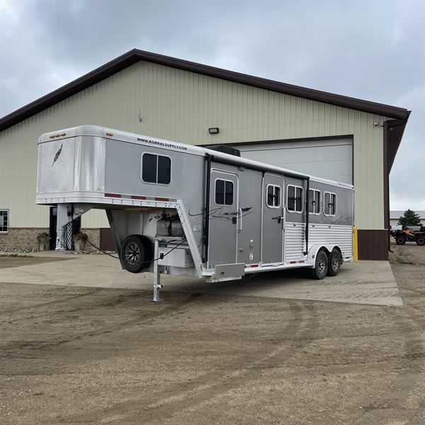 2005 Featherlite 4h weekender living quarters