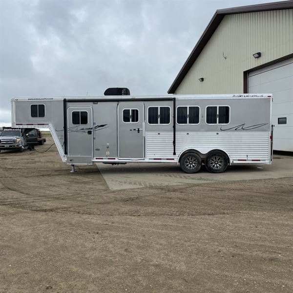 2005 Featherlite 4h weekender living quarters