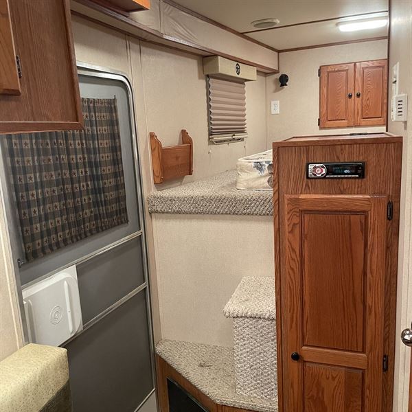 2005 Featherlite 4h weekender living quarters