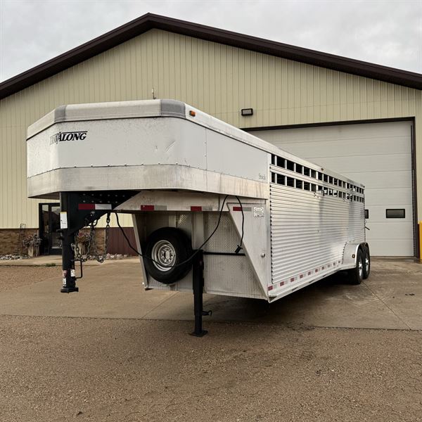 2005 Travalong 24' livestock trailer - 3 compartments