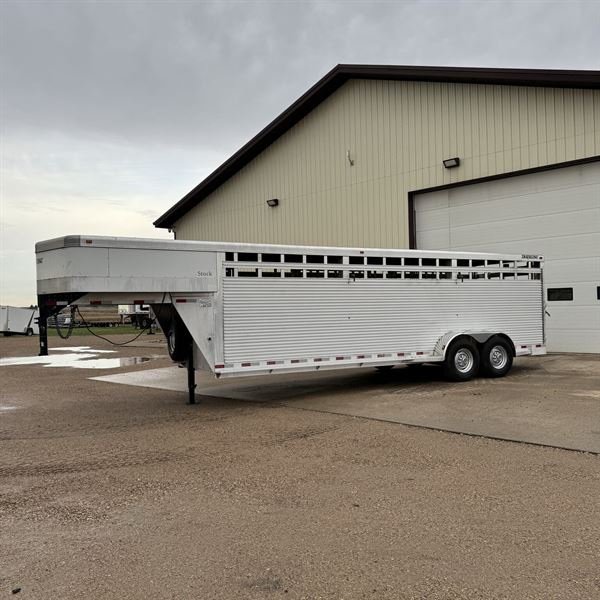 2005 Travalong 24' livestock trailer - 3 compartments