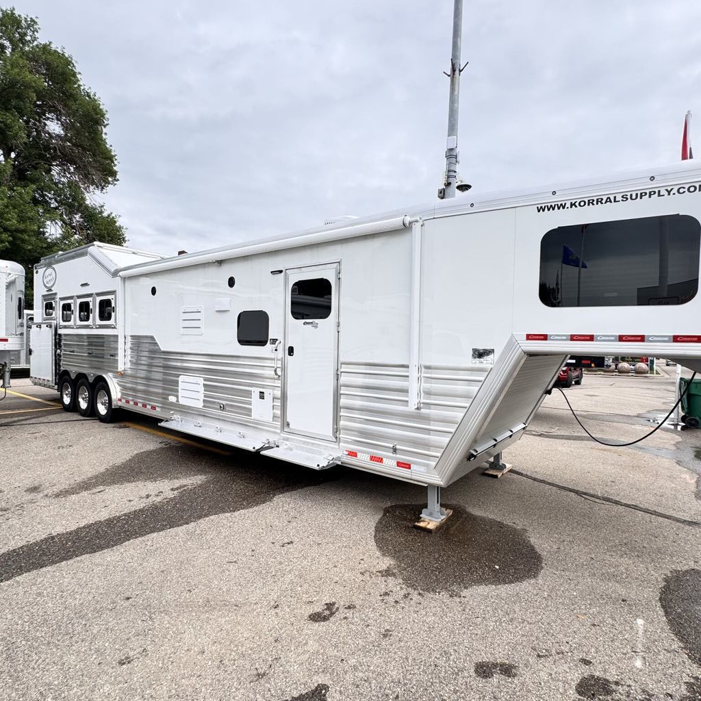 2025 Cimarron 4h side load - signature quarters interior