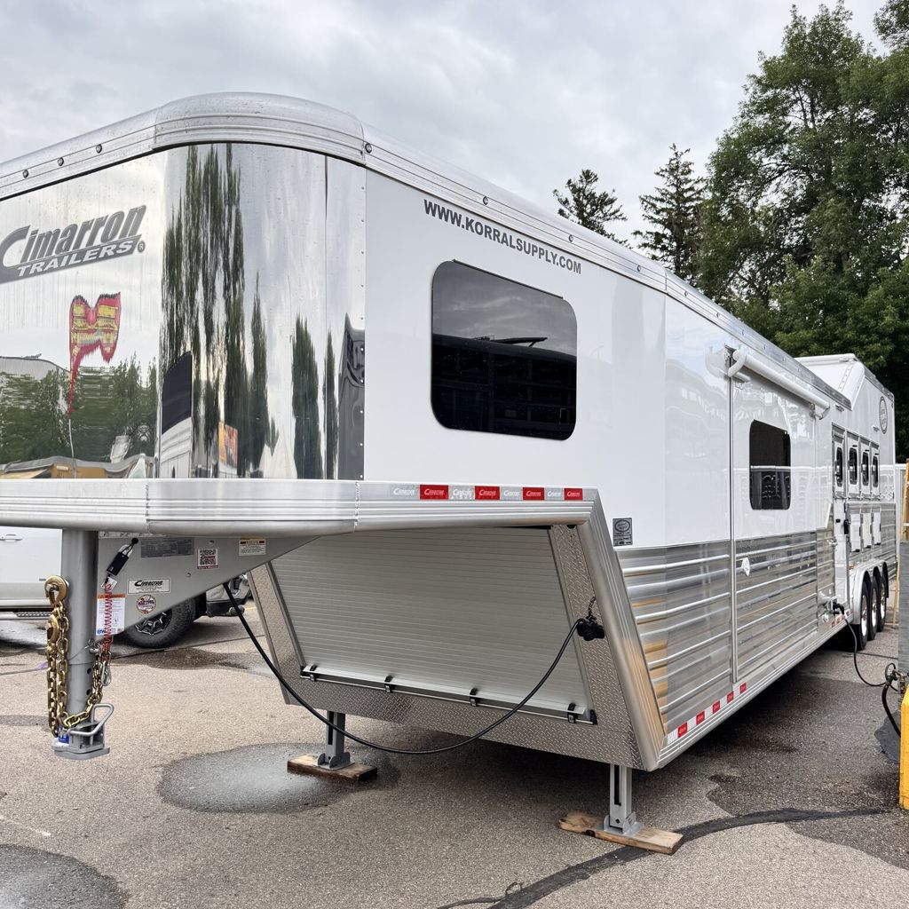 2025 Cimarron 4h side load - signature quarters interior
