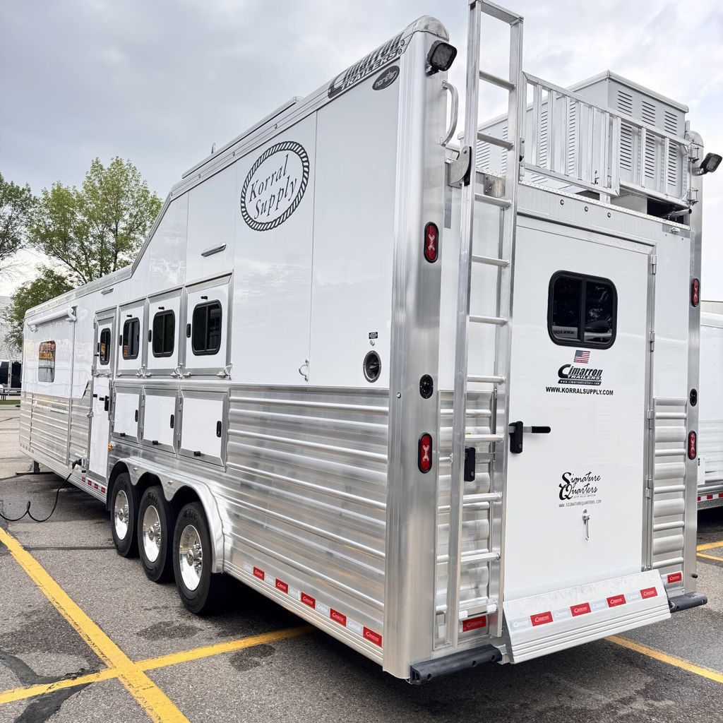 2025 Cimarron 4h side load - signature quarters interior