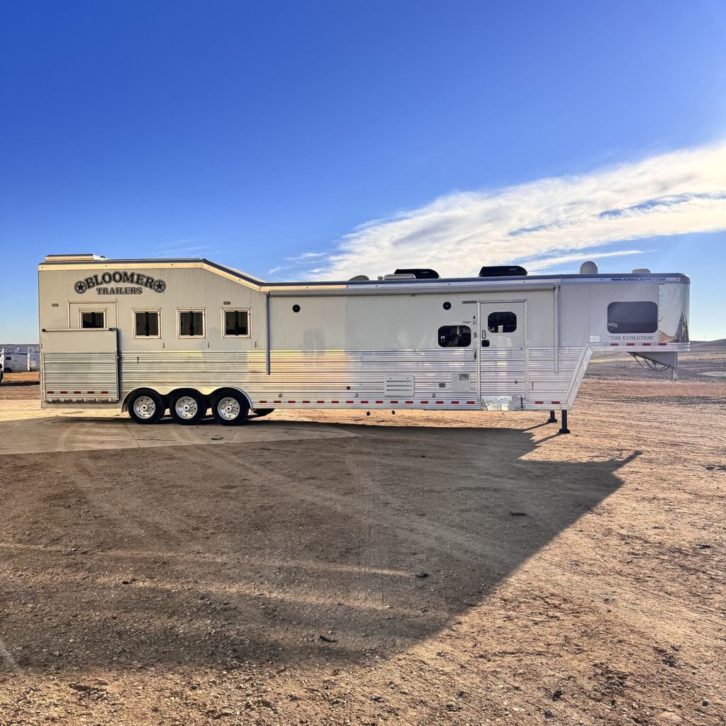 2021 Bloomer 4h side load - outlaw interior