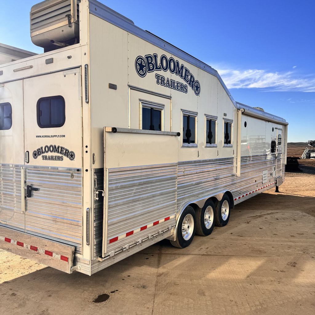 2021 Bloomer 4h side load - outlaw interior
