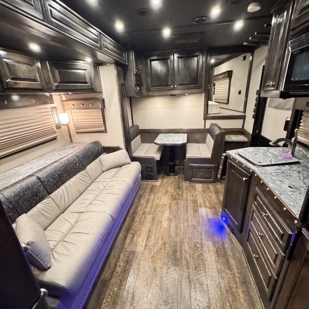 2021 Bloomer 4h side load - outlaw interior
