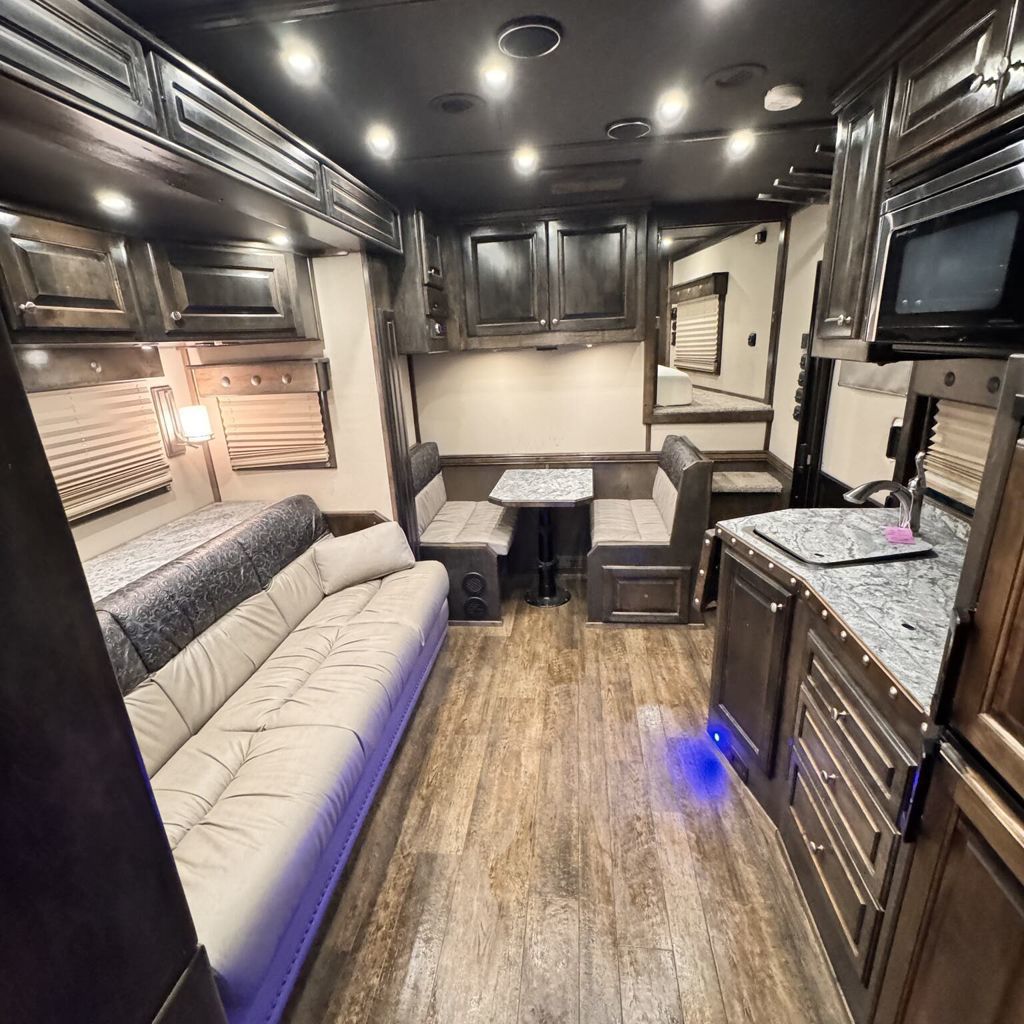 2021 Bloomer 4h side load - outlaw interior